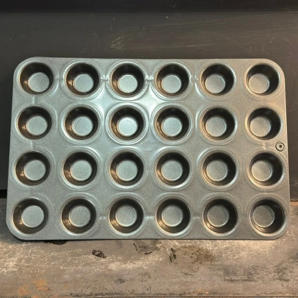Pampered Chef Deluxe Mini Muffin Pan 24 Cup Gray Non-Stick Carbon Steel #1606